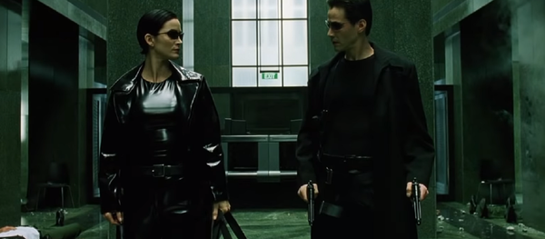 Trinity junto a Neo, captura de pantalla - Sputnik Mundo