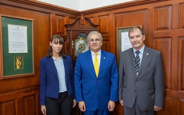 Nikolái Frolov (i) con el rector de la Universidad UTE, Ricardo Hidalgo Ottolenghi - Sputnik Mundo