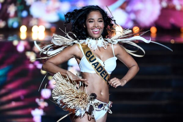 Мисс Гваделупа Клеманс Ботино во время выступления на конкурсе Мисс Франция 2020 в Марселе - Sputnik Mundo