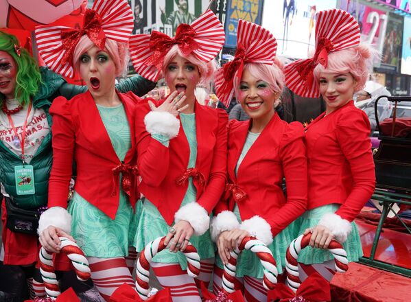 Участники SantaCon Bar Crawl в Нью-Йорке - Sputnik Mundo
