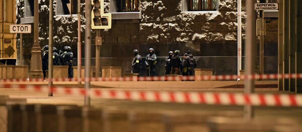 Los agentes de seguridad cerca de la sede del FSB tras el tiroteo  - Sputnik Mundo