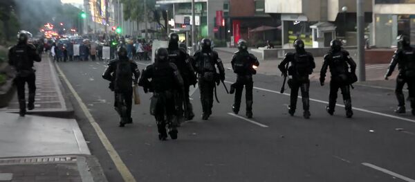 Cohetes incendiarios vs gases lacrimógenos: los manifestantes vuelven a las calles de Bogotá  - Sputnik Mundo