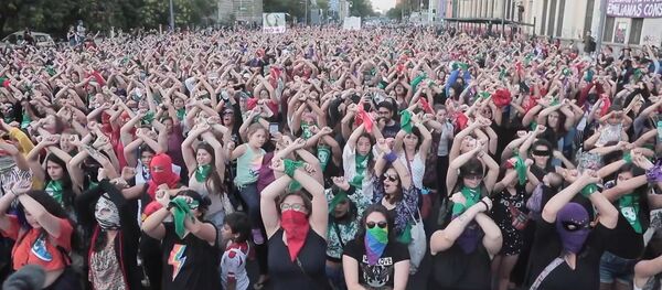 Miles de chilenos celebran un mitin masivo contra los feminicidios en Santiago - Sputnik Mundo