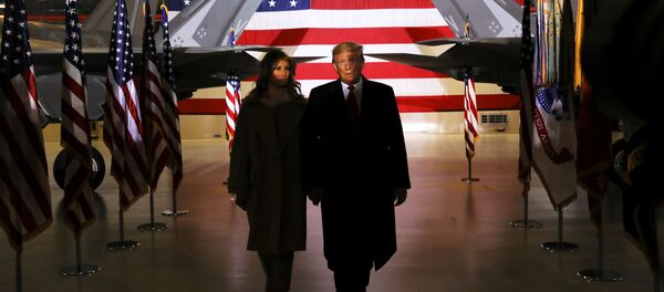 Donald Trump, presidente de EEUU, y su esposa, Melania, durante la ceremonia de firma del presupuesto de Defensa - Sputnik Mundo