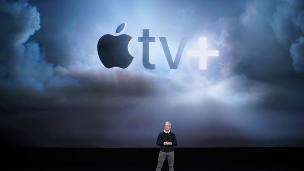 El director general de Apple Tim Cook anuncia nuevos productos durante un evento celebrado en Cupertino El director general de Apple Tim Cook anuncia nuevos productos durante un evento celebrado en Cupertino - Sputnik Mundo