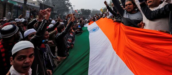 La bandera de La india durante las protestas contra la 'Enmienda a la Ciudadanía' - Sputnik Mundo