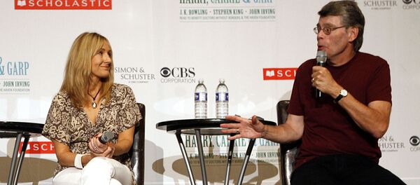 Los escritores J.K. Rowling y Stephen King Los escritores J.K. Rowling y Stephen King - Sputnik Mundo