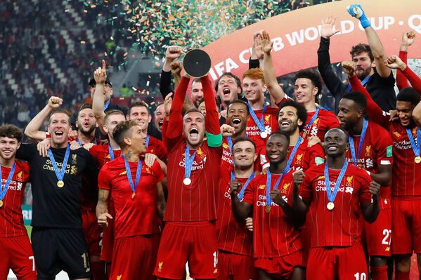Los jugadores del Liverpool celebran la victoria en el Mundial de Clubes 2019 Los jugadores del Liverpool celebran la victoria en el Mundial de Clubes 2019 - Sputnik Mundo