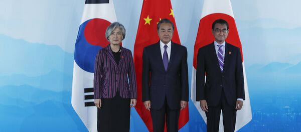 Los ministros de Asuntos Exteriores de Corea del Sur, China y Japón:  Kang Kyung-wha, Wang Yi y Taro Kono de la izquierda a la derecha (el 21 de agosto del 2019) - Sputnik Mundo