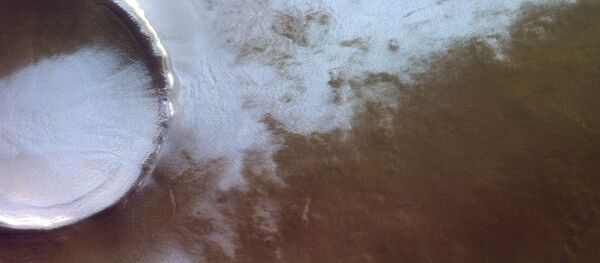 Un cráter con hielo en Marte - Sputnik Mundo