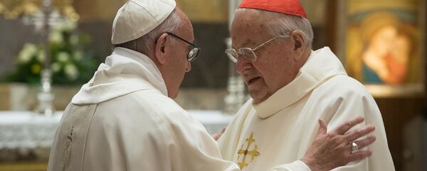 El papa Francisco (izda.) y el cardenal Angelo Sodano, defensor de la orden Legionarios de Cristo (archivo) - Sputnik Mundo