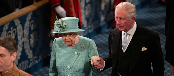 La reina Isabel II y su hijo, Carlos de Gales - Sputnik Mundo