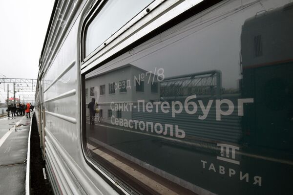 Tren de pasajeros San Petersburgo-Sebastopol que pasará por el puente de Crimea - Sputnik Mundo