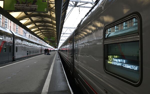 Tren de pasajeros San Petersburgo-Sebastopol que pasará por el puente de Crimea - Sputnik Mundo