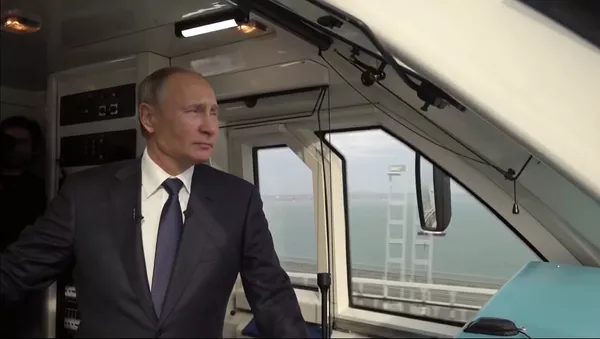 El presidente de Rusia, Vladímir Putin, participa en la ceremonia inaugural del tramo ferroviario del puente de Crimea - Sputnik Mundo