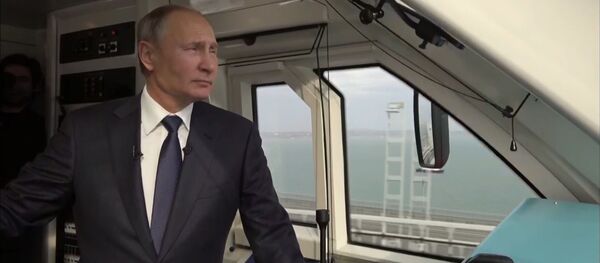 El presidente de Rusia, Vladímir Putin, participa en la ceremonia inaugural del tramo ferroviario del puente de Crimea - Sputnik Mundo
