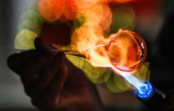 Adornos artesanales de cristal, una tradición navideña que resiste el paso del tiempo en Rusia | Vídeo Adornos artesanales de cristal, una tradición navideña que resiste el paso del tiempo en Rusia | Vídeo - Sputnik Mundo