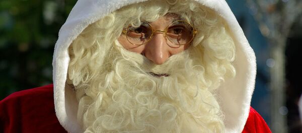 Un hombre disfrazado de Papá Noel. Imagen referencial - Sputnik Mundo