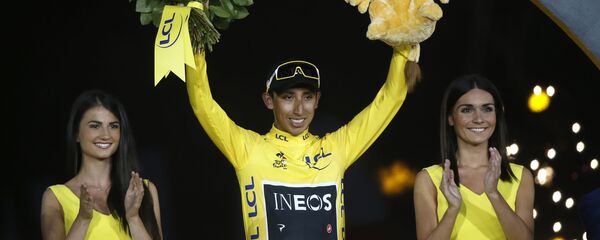 El ciclista colombiano Egan Bernal, primer latinaomericano en ganar el Tour de France en 2019 - Sputnik Mundo