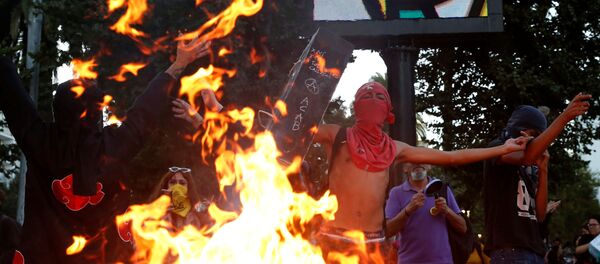 Manifestantes protestan contra el gobierno de Sebastián Piñera en Valparaíso, Chile - Sputnik Mundo