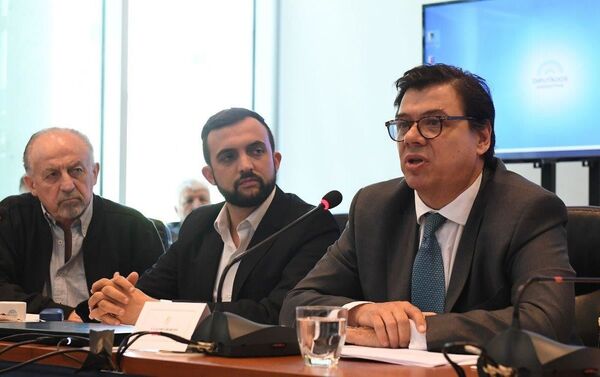 Claudio Moroni (derecha), ministro de Trabajo de Argentina Claudio Moroni (derecha), ministro de Trabajo de Argentina - Sputnik Mundo