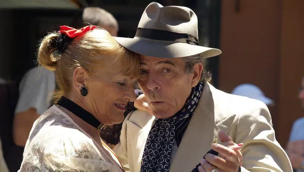 Pareja de la tercera edad bailando tango