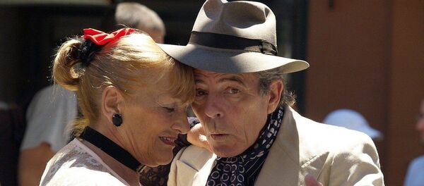 Pareja de la tercera edad bailando tango - Sputnik Mundo