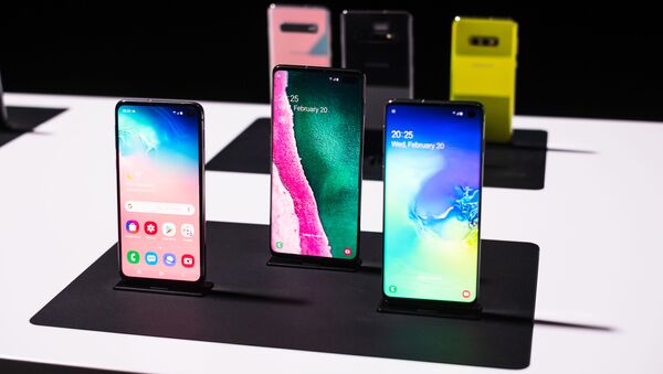 Un teléfono Samsung Galaxy S10 - Sputnik Mundo