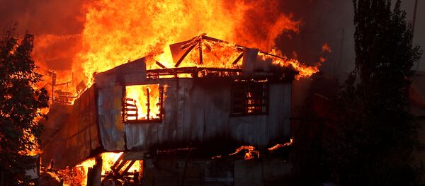 Consecuencias de incendios forestales en Valparaíso, Chile - Sputnik Mundo