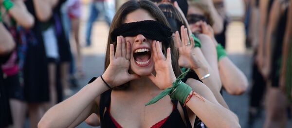 Una marcha contra la violencia de género en Argentina  - Sputnik Mundo