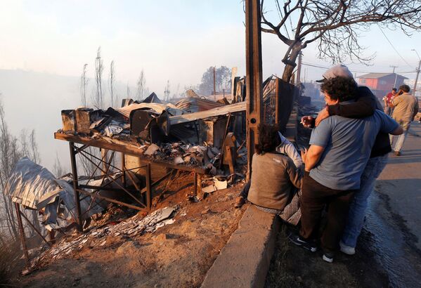 Navidad en llamas: terribles incendios obligan a los residentes de Valparaíso a dejar sus casas  - Sputnik Mundo