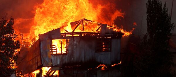 Navidad en llamas: terribles incendios obligan a los residentes de Valparaíso a dejar sus casas  - Sputnik Mundo