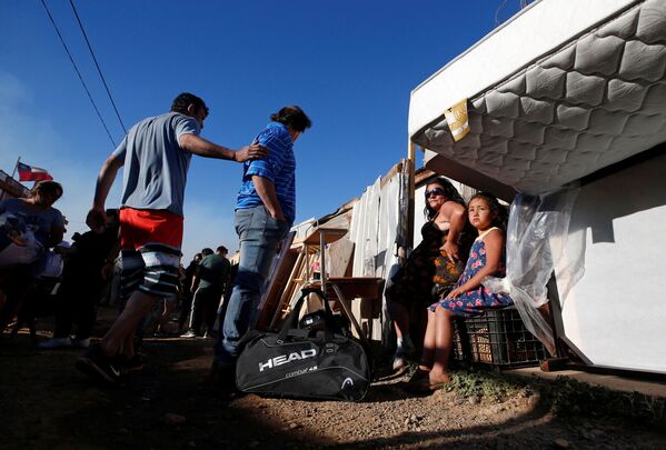 Navidad en llamas: terribles incendios obligan a los residentes de Valparaíso a dejar sus casas - Sputnik Mundo