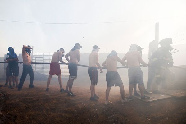 Navidad en llamas: terribles incendios obligan a los residentes de Valparaíso a dejar sus casas - Sputnik Mundo