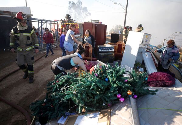 Navidad en llamas: terribles incendios obligan a los residentes de Valparaíso a dejar sus casas - Sputnik Mundo