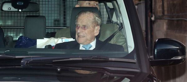 El príncipe Felipe deja el hospital King Edward VII tras cuatro días de internación - Sputnik Mundo