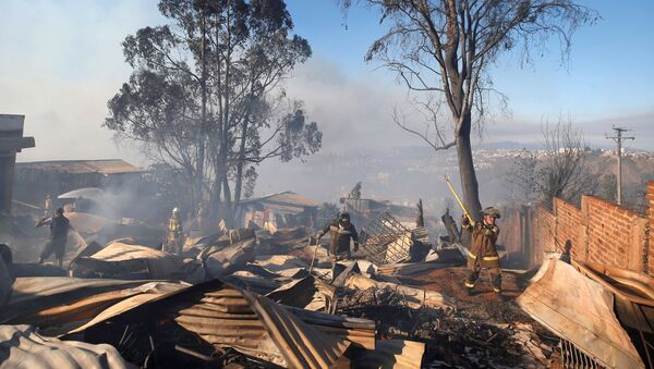 Consecuencias de incendios forestales en Valparaíso, Chile - Sputnik Mundo