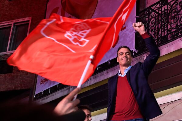 Pedro Sánchez celebra la victoria del PSOE en las elecciones generales de España, el 10 de noviembre de 2019 Pedro Sánchez celebra la victoria del PSOE en las elecciones generales de España, el 10 de noviembre de 2019 - Sputnik Mundo