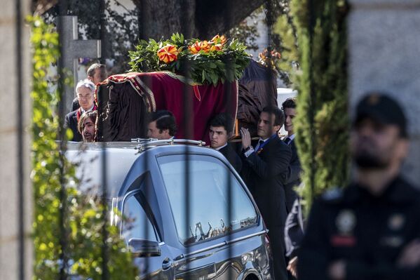 La exhumación de los restos de Francisco Franco del Valle de los Caídos, el 24 de octubre de 2019 La exhumación de los restos de Francisco Franco del Valle de los Caídos, el 24 de octubre de 2019 - Sputnik Mundo