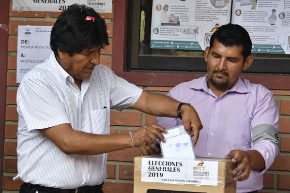 Evo Morales, presidente de Bolivia, acude a las urnas durante las elecciones generales, el 20 de octubre de 2019 Evo Morales, presidente de Bolivia, acude a las urnas durante las elecciones generales, el 20 de octubre de 2019 - Sputnik Mundo