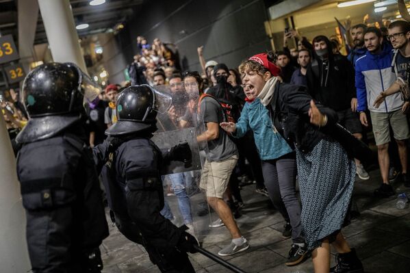 Manifestantes bloquean el aeropuerto Prat (España) en protesta contra la condena de 12 líderes independentistas catalanes, el 14 de octubre de 2019 Manifestantes bloquean el aeropuerto Prat (España) en protesta contra la condena de 12 líderes independentistas catalanes, el 14 de octubre de 2019 - Sputnik Mundo