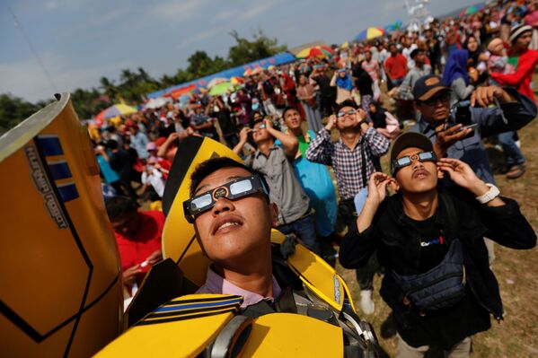 Así se vio el espectacular eclipse solar 'Anillo de fuego' - Sputnik Mundo
