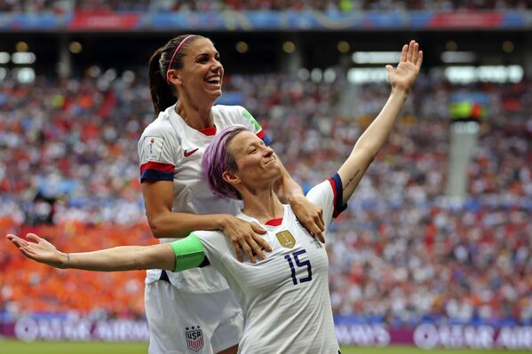 Megan Rapinoe, futbolista estadounidense, celebra su gol en la final de la Copa Mundial Femenina de Fútbol en Francia, el 7 de julio de 2019 Megan Rapinoe, futbolista estadounidense, celebra su gol en la final de la Copa Mundial Femenina de Fútbol en Francia, el 7 de julio de 2019 - Sputnik Mundo