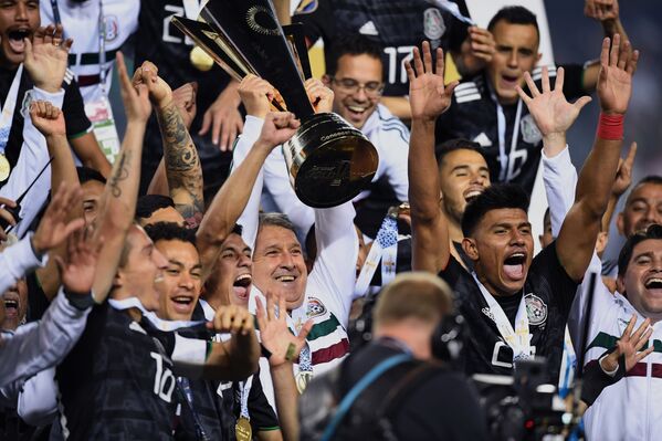 La selección de México celebra su victoria en la Copa Oro 2019 en Chicago (EEUU), el 7 de julio de 2019 La selección de México celebra su victoria en la Copa Oro 2019 en Chicago (EEUU), el 7 de julio de 2019 - Sputnik Mundo