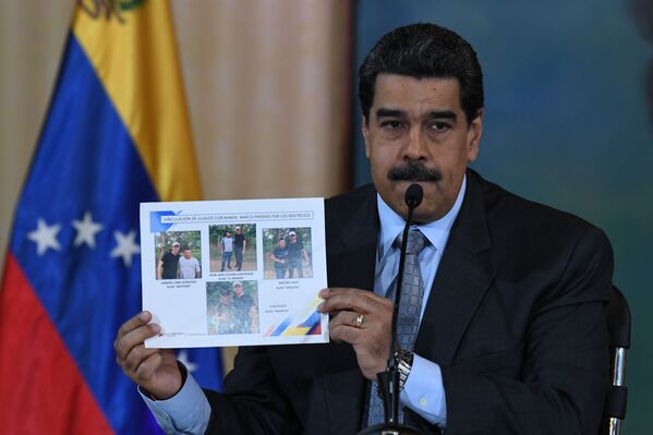 Nicolás Maduro, presidente de Venezuela, presenta imágenes del autoproclamado presidente Juan Guaidó posando junto a miembros de cárteles de la droga y grupos paramilitares en Colombia, el 30 de septiembre de 2019 Nicolás Maduro, presidente de Venezuela, presenta imágenes del autoproclamado presidente Juan Guaidó posando junto a miembros de cárteles de la droga y grupos paramilitares en Colombia, el 30 de septiembre de 2019 - Sputnik Mundo