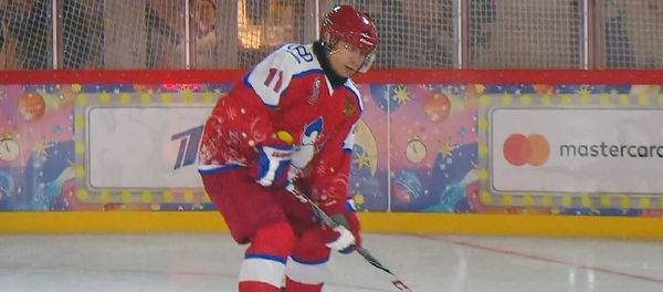 Así juega Putin al hockey en medio de la Plaza Roja - Sputnik Mundo