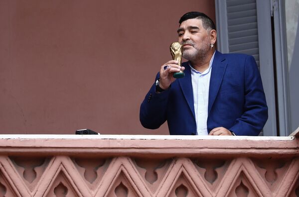 Maradona y su saludo desde la Casa Rosada: la visita al presidente argentino | Vídeo - Sputnik Mundo