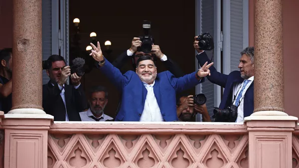 Diego Armando Maradona saludando desde el balcón de la Casa Rosada