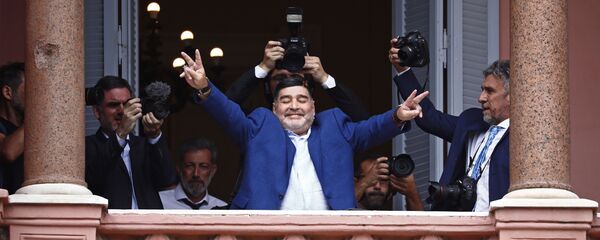 Diego Armando Maradona saludando desde el balcón de la Casa Rosada - Sputnik Mundo