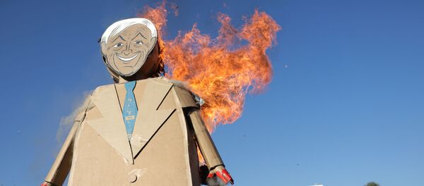 Figura de cartón del presidente chileno, Sebastián Piñera, incendiada por manifestantes - Sputnik Mundo